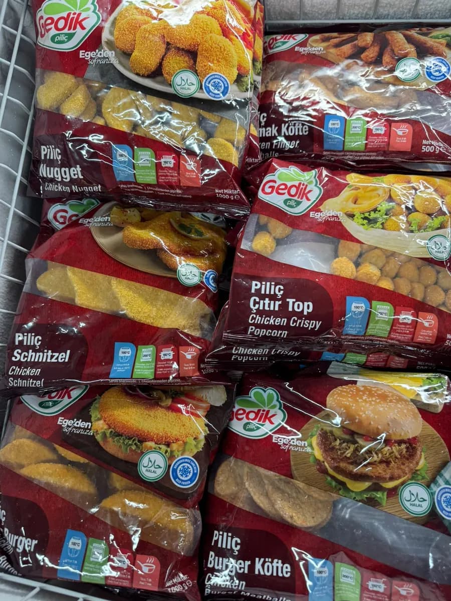 Tiefkühltruhe mit Halal-Hähnchenprodukten von Gedik: Nuggets, Schnitzel, Burger Köfte und Chicken Popcorn.
