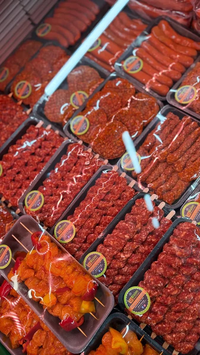 Fleischtheke mit Köfte, Spießen, Sucuk und marinierten Hähnchenspießen.