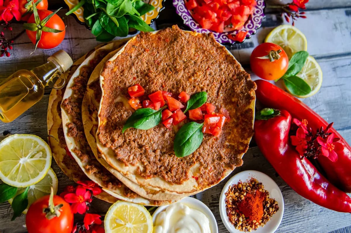 Frisch gebackenes Lahmacun mit Tomaten und Basilikum von oben