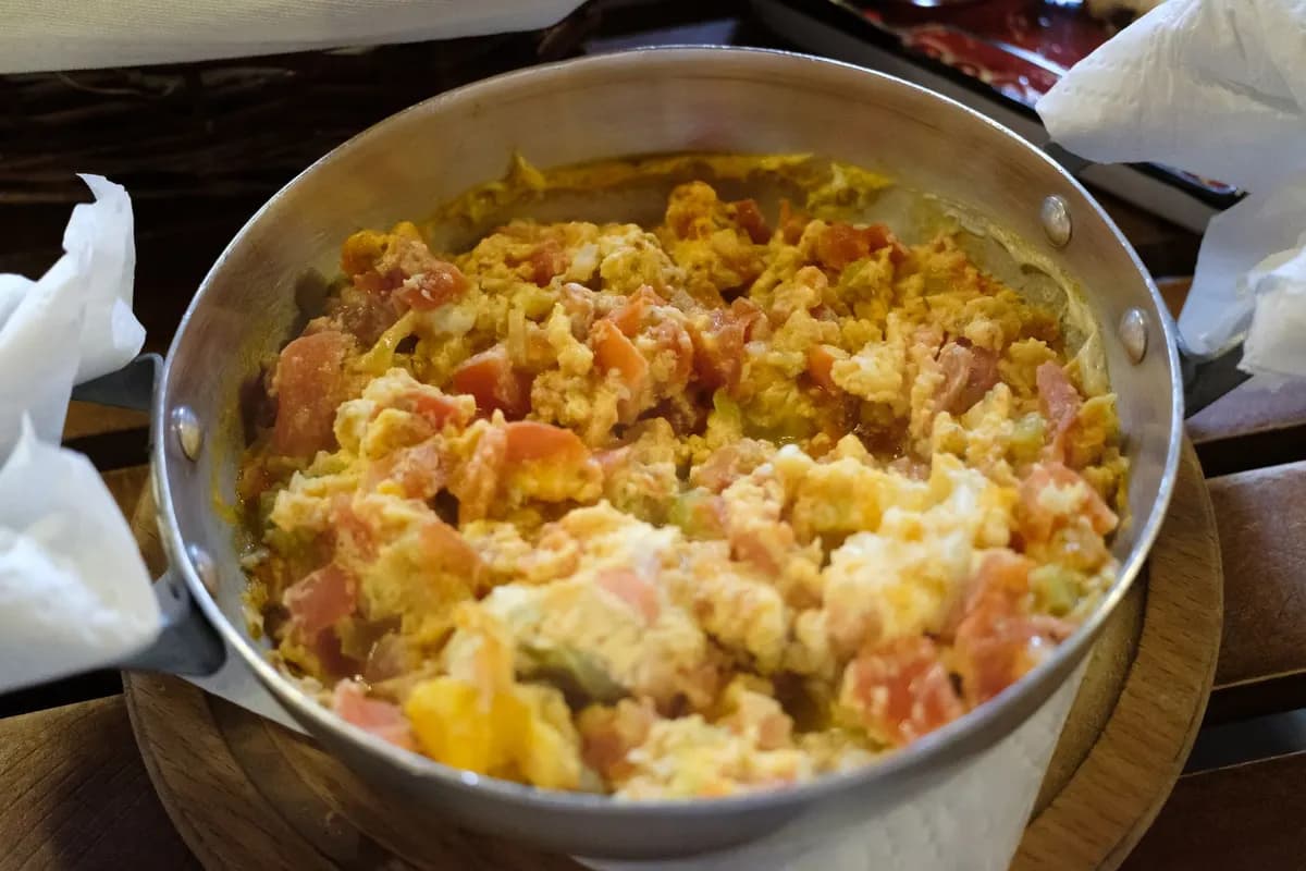 Menemen mit Rührei und Tomaten in der Pfanne